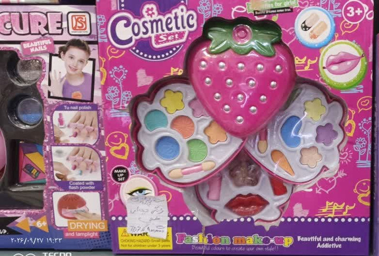 ست آرایشی اسباببازی کازمتیک توتفرنگی | Cosmetic Set Fashion Make-up مناسب دختربچهها +۳ سال